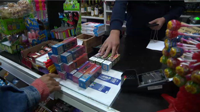 Dans des étales ou des petits commerces, les cigarettes électroniques sont en vente dans de très nombreux endroits. Seulement, une grande partie d'entre elles sont illégales et peuvent même présenter un danger pour la santé. Certains vendeurs alertent sur ces pratiques.