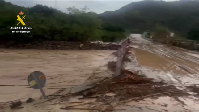 Aujourd'hui, Malaga est paralysée, a déclaré le président de la région d'Andalousie, Juan Manuel Moreno, lors d'un déplacement à Séville. Mieux vaut prévenir que guérir, nous l'avons vu à Valence, a-t-il insisté. Dans la ville, où plusieurs axes ont été inondés, le métro a été fermé, la ligne de train en direction de Madrid a été suspendue et plusieurs vols ont été annulés ou déroutés. Plus de 4.200 personnes ont par ailleurs été évacuées préventivement, selon les autorités.