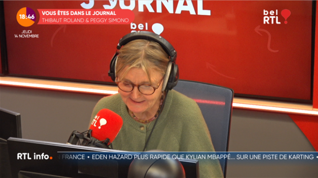 Il faut d'abord être recruté comme fonctionnaire et en France, ça passe par un concours. La réussite de ce concours vous assure un poste à vie.