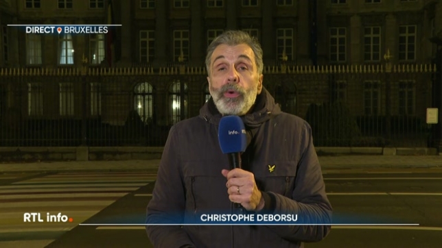 En direct, Christophe Deborsu explique que Vooruit est revenu à la table de discussion avec les partis négociant avec Bart De Wever, qui a obtenu deux semaines supplémentaires pour remplir sa mission de formateur.