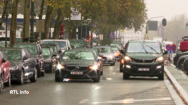 Près de 400 taximen ont manifesté devant le siège de Uber à Etterbeek. Les chauffeurs travaillant via des plateformes comme Uber et Bolt souhaitent bénéficier d'un tarif minimum plus élevé et payer moins de commissions aux sociétés.