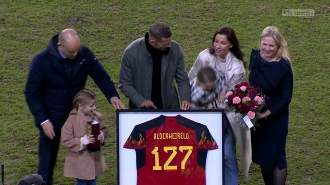 Un hommage a été rendu à Toby Alderweireld à la mi-temps du match de Ligue des Nations entre la Belgique et l'Italie au stade roi Baudouin jeudi soir. Le défenseur de 35 ans, actuel capitaine de l'Antwerp, totalise 127 matchs avec les Diables Rouges dans sa carrière.