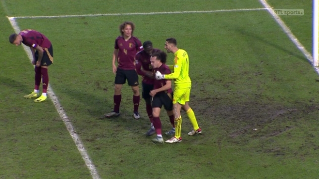 Arthur Theate s'est emporté face à Wout Faes lors de la défaite des Diables Rouges face à l'Italie en Ligue des Nations.