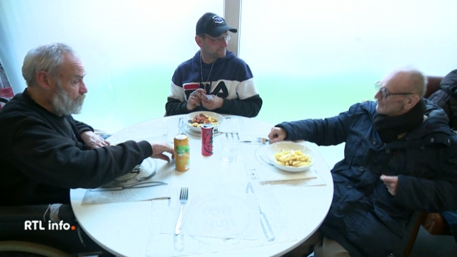 Le plan grand froid a commencé il y a quelques jours en Wallonie et sera d'application jusqu'au 31 mars 2025. Pendant plusieurs mois, l'aide aux personnes sans-abri est donc renforcée. A Seraing, l'ASBL  Un toit pour la nuit  offre un service 24h/24.