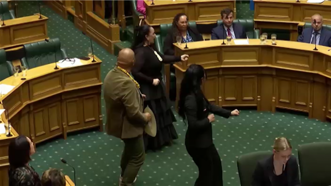En Nouvelle-Zélande, des députés maoris ont interrompu une session parlementaire avec un haka pour protester contre un projet de loi controversé. Ce texte vise à redéfinir le traité de Waitangi, document fondateur du pays, mais est accusé de menacer les droits des Maoris.