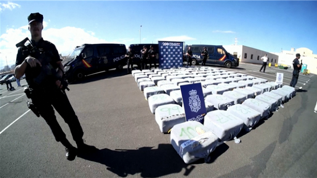 La police espagnole a saisi plus de 4 tonnes de cocaïne à bord d’un navire battant pavillon panaméen, à 500 miles des îles Canaries. L’opération, menée avec l’appui de la marine espagnole, a permis l’arrestation des 15 membres d’équipage et la confiscation de 100 ballots de drogue, suite à un signalement de la DEA.