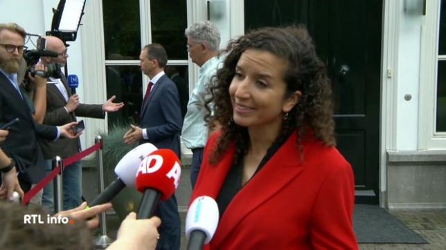 La secrétaire d'Etat aux Finances, Nora Achabar, démissionne pour protester contre des propos racistes tenus - selon elle - par un membre du gouvernement. Mais son parti a choisi de rester dans la coalition gouvernementale, menée par un parti d'extrême droite, qui conserve donc sa majorité.