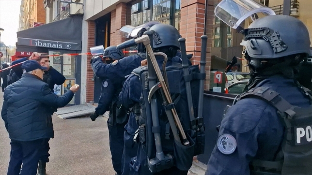 Prise d'otage à Issy-les-Moulineaux, en banlieue parisienne: un homme "est retranché" dans un restaurant