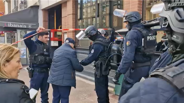 À Issy-les-Moulineaux, en banlieue parisienne, le patron d’un restaurant s’est retranché dans son établissement avec plusieurs employés. Quatre personnes seraient présentes à l’intérieur, tandis qu’un important dispositif policier encercle le lieu. Les forces de l’ordre tentent de négocier avec l’individu.
