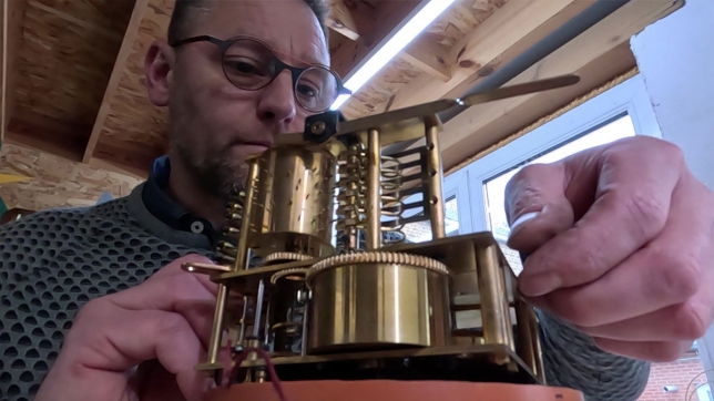 "Je veux que tout soit parfait": Frédéric voue sa vie à sa passion, l'horlogerie 