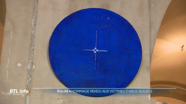L'oeuvre a été réalisée par une victime d'abus sexuels au sein de l'Eglise, et elle est inaugurée dans la chapelle Saint-Louis à Tournai.