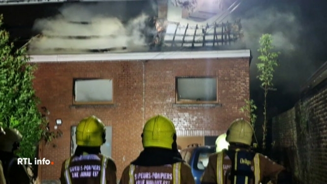 Le feu était très intense lors de l'arrivée des pompiers vers 4 heures du matin. Une victime a été retrouvée dans les décombres. On ignore l'origine du sinistre.