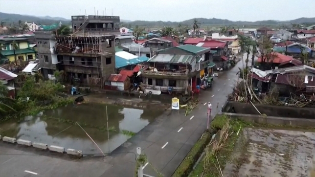 "Je n'ai jamais connu de typhon aussi puissant": les Philippines se remettent de leur sixième tempête