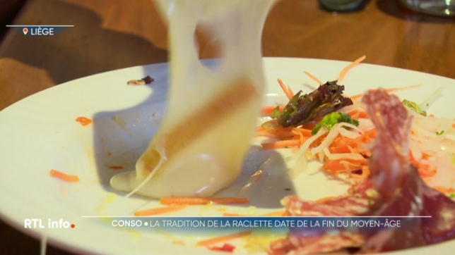 Chaque personne consommerait un kilo de fromage à raclette par an. La raclette est un plat convivial qui a toujours du succès. Son origine remonte au Moyen Age.