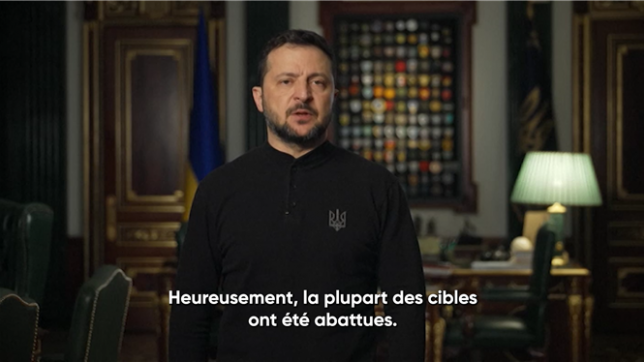 Le président ukrainien Volodymyr Zelensky déclare dans son discours du soir que la cible de la Russie dans l'attaque de missiles de ce matin était l'énergie et les infrastructures critiques de l'Ukraine. Il souligne également le succès de la défense aérienne ukrainienne: Deux cent dix drones et missiles à la fois, y compris des missiles hypersoniques et des missiles balistiques aériens. Heureusement, la plupart des cibles ont été abattues.