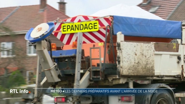 Afin de ne pas être prises au dépourvu, les communes préparent leur matériel. Les employés communaux inspectent et contrôles les machines et les véhicules qui pourront servir à lutter contre le froid et la neige.