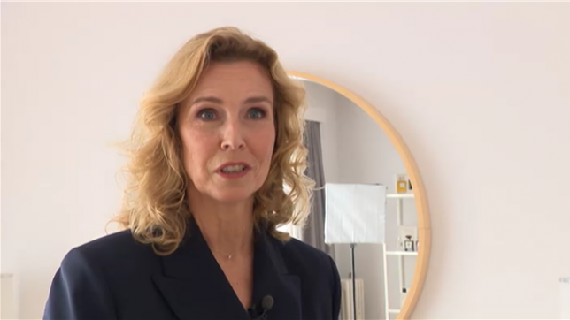 Anouchka, maquilleuse, raconte avoir reçu un coup de téléphone du Palais pour travailler à la Cour: Je me demandais si c'était une blague