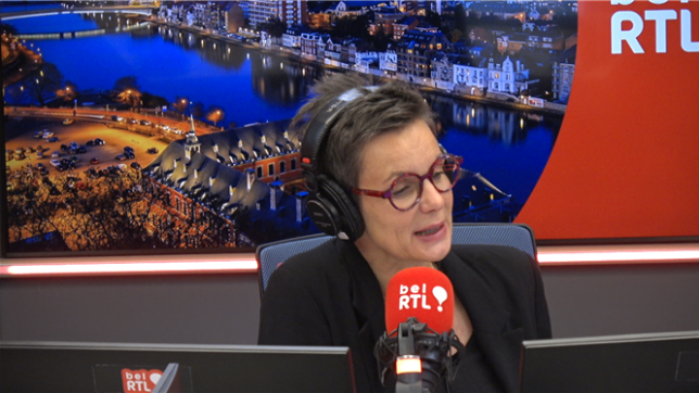 Soyez particulièrement prudents sur les routes ce matin. Entre les pluies et les feuilles, la route est particulièrement difficile à naviguer dans l'obscurité.