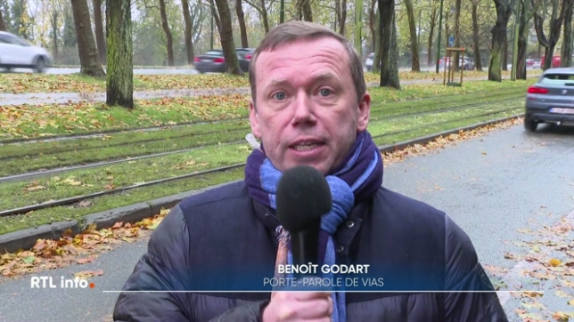 En direct, Benoit Godart explique que le vent de cette nuit a provoqué une importante chute de feuilles et rendu les conditions de circulation difficiles.