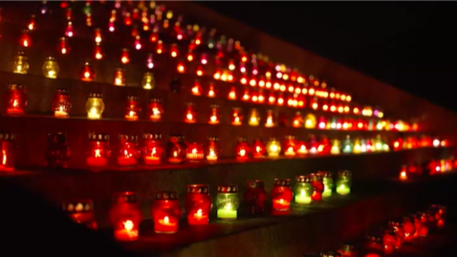 Le musée de la guerre de Kiev organise une cérémonie intitulée Allumer la flamme pour marquer les 1.000 jours de l'invasion totale de la Russie en Ukraine. Un millier de bougies ont été allumées devant la statue de la Mère patrie.