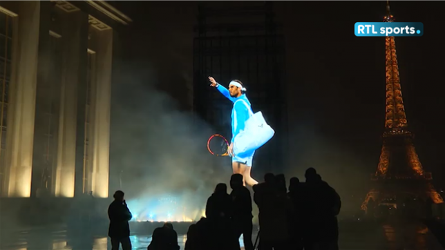 La légende Rafael Nadal a rangé sa raquette. Alors qu'il disputait la Coupe Davis, l'Espagnol a eu droit à un bel hommage à proximité de la Tour Eiffel.