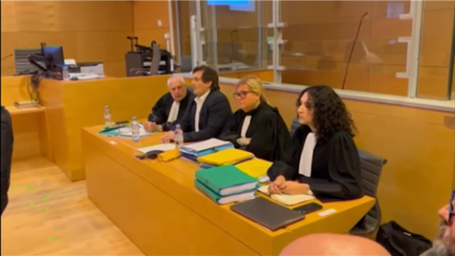 Pierre Palmade arrive dans la salle d'audience au premier jour de son procès à Melun pour son grave accident de la route sous drogues en Seine-et-Marne l'année dernière.