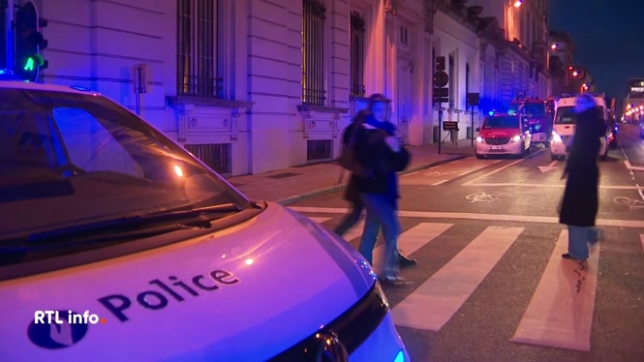 La rue de la Loi, à Bruxelles, été fermée à la circulation durant l'après-midi. En cause, la découverte d'une lettre contenant une poudre suspecte, envoyée au cabinet du ministre de l'Intérieur. Plus tôt dans la journée, une lettre similaire avait été reçue par la Sûreté de l'État.