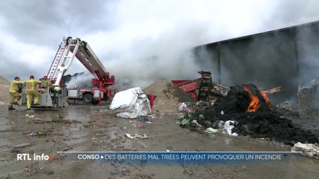 Quand on jette de vieux appareils, il faut veiller à bien retirer les batteries. Cette année, une vingtaine d'incendies se sont déclarés dans des centres de tri et de recyclage des déchets. Souvent, ils étaient dus à des batteries qui ont fini par surchauffer et à prendre feu.