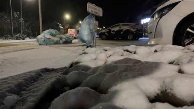 La neige est tombée sur tout notre territoire hier soir et dans la nuit, rendant les routes particulièrement glissantes. L'Institut royal météorologique place la quasi-totalité de la Belgique en alerte jaune.