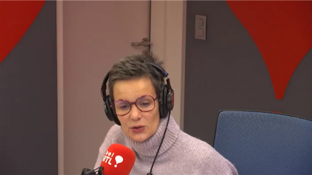 Les conditions glissantes rendent la circulation difficile ce jeudi matin. De nombreux accidents sont à signaler.