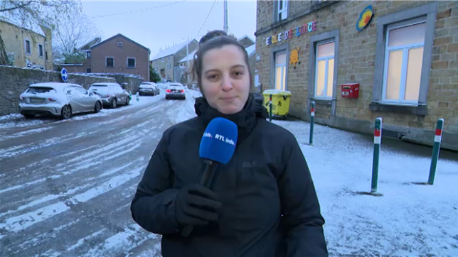 Lise Cassoth fait le point sur l'état des routes devant une école de Sprimont.