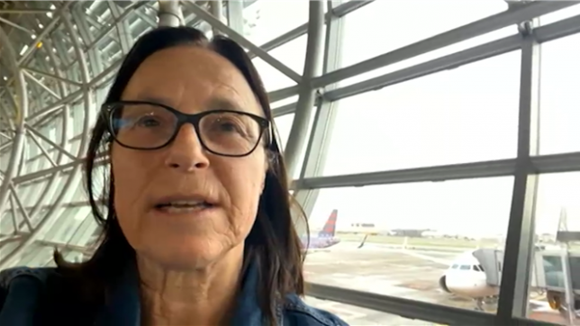 L'aéroport de Bruxelles subit de gros retards à cause des conditions hivernales. Une passagère témoigne.