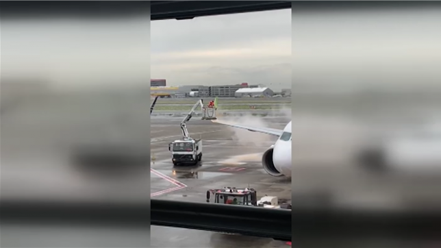 L'aéroport de Bruxelles subit de gros retards à cause des conditions hivernales. Le camion de dégivrage est arrivé selon notre témoin sur place.