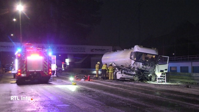 Sur la route, cette nuit, la situation a été chaotique en province de Namur, car il n'y avait pas d'alerte verglas pour cette province, mais les routes étaient particulièrement glissantes. Les pompiers ont dû intervenir en urgence plus d'une centaine de fois.
