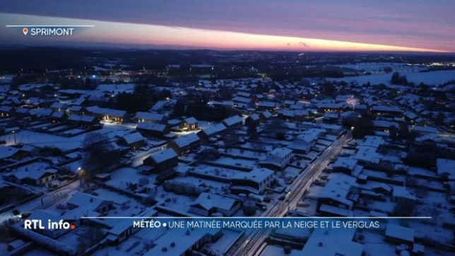 La neige et les températures négatives offrent aussi de magnifiques paysages et des vues superbes de lever de soleil. Il a fallu gratter les pares brises et s'adapter ce matin; récit de la matinée.