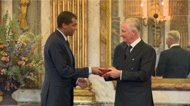 Le roi Philippe et la reine Mathilde ont reçu les lauréats d’une distinction honorifique ou d’une faveur nobiliaire, attribuées pour leurs mérites exceptionnels. Cette cérémonie annuelle s’est déroulée dans les salons du Palais royal, réunissant des personnalités issues de l’entreprise, de l’enseignement, de la recherche, de la culture ou encore des ONG.
