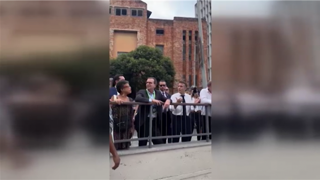 Le président français, Emmanuel Macron, a vivement critiqué les responsables haïtiens, les qualifiant de complètement cons après le limogeage de Garry Conille, nommé Premier ministre il y a cinq mois dans le but de stabiliser le pays. Cette déclaration, capturée dans une vidéo tournée mercredi à Rio, circule largement sur les réseaux sociaux.