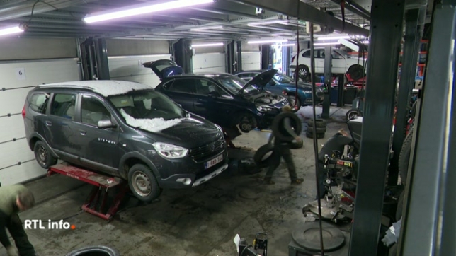 La neige et les températures négatives offrent aussi de magnifiques paysages et des vues superbes de lever de soleil. Il a fallu gratter les pares brises et s'adapter ce matin; récit de la matinée.