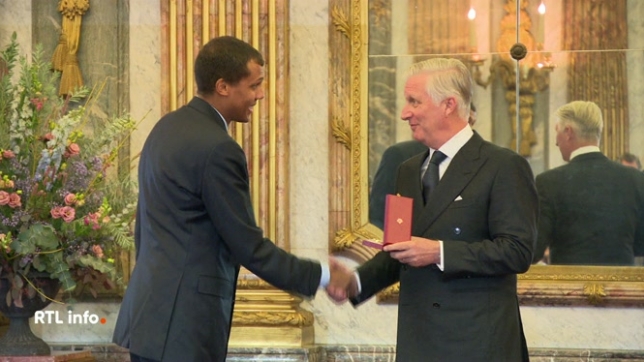Ce jeudi matin, une cérémonie se déroulait au Palais royal durant laquelle 10 personnes ont été anoblies et 14 autres ont reçu un titre honorifique par le roi. Parmi les personnalités décorées, on compte notamment Stromae mais aussi plein d’autres profils variés.