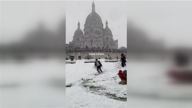 Des Parisiens ont profité des chutes de neige pour descendre la butte Montmartre à ski.