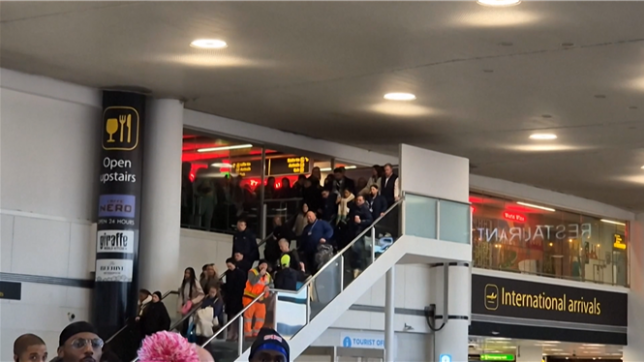 La raison précise n'est pas connue, mais la direction de l'aéroport a indiqué que la sécurité était sa priorité absolue.