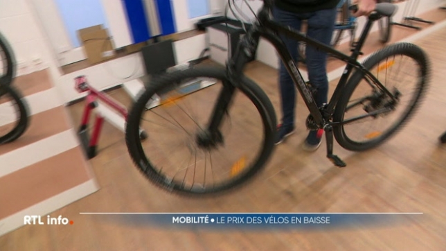 Après le confinement dû au COVID-19, les vélos et vélos électriques étaient très recherchés, mais depuis la demande a chuté. La production, quant à elle, s'est maintenue, ce qui fait qu'il y a trop d'articles en vente.