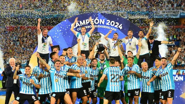 Le Racing soulevant la coupe 