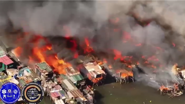 Près de la capitale Manille, un bidonville est en proie aux flammes.