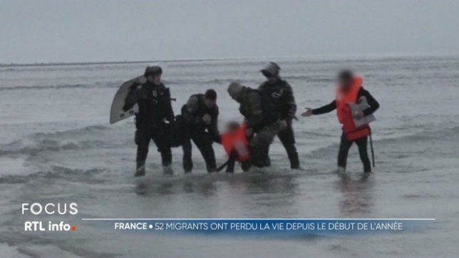 Depuis le début de l'année, au moins 52 personnes ont perdu la vie noyées dans les eaux froides de la Manche ente la France et l'Angleterre. Sur la côte d’Opale, les forces de l'ordre et les associations sont impuissantes face à des migrants déterminés.