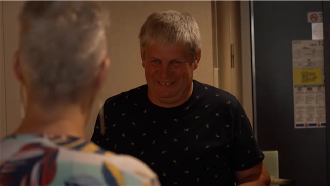 Les séjours à la ferme sont terminés dans L'Amour est dans le pré, et les agriculteurs filent désormais le parfait amour… ou presque, direction des escapades romantiques. Mais pour Roger et Viviane, leur premier voyage à deux commence avec un détail piquant : une histoire de pyjama.