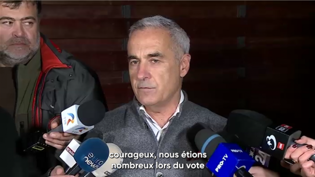 Un candidat prorusse que personne n'attendait est arrivé en tête du premier tour de la présidentielle et se prépare à un duel le 8 décembre face à une novice en politique, selon les résultats quasi définitifs.