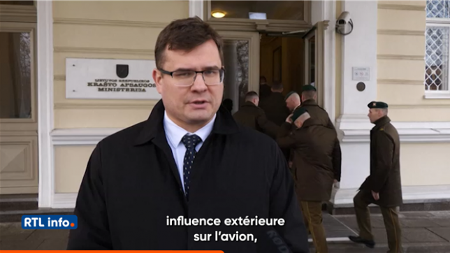 Un avion de DHL s'est écrasé sur un immeuble près de l'aéroport de Vilnius, en Lituanie, provoquant un incendie. L'accident, survenu après un vol depuis Leipzig, a fait au moins un mort et plusieurs blessés.