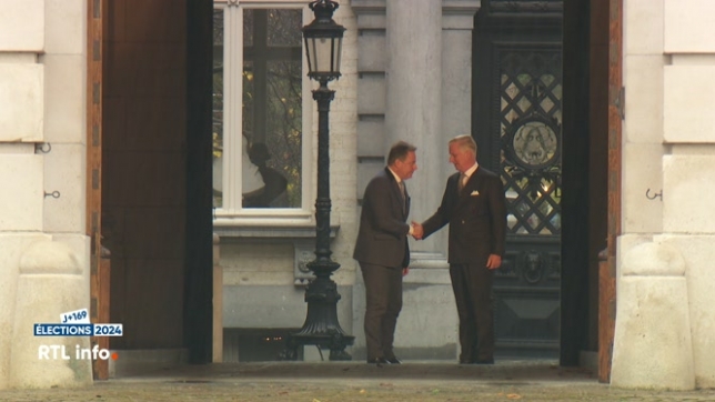 Bart De Wever s’est rendu au Palais ce lundi midi afin de faire rapport, à nouveau, dans sa mission de formateur. Le Roi a décidé de prolonger sa mission jusqu’au 10 décembre.