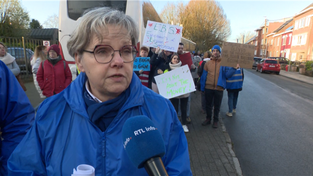 Devant l'IPES Wavre ce matin, les inquiétudes des enseignants en grève se portent principalement sur les mesures annoncées concernant l'enseignement qualifiant.